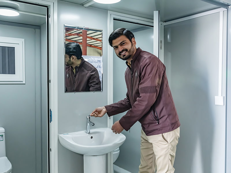 Kétszemélyes kültéri hordozható WC